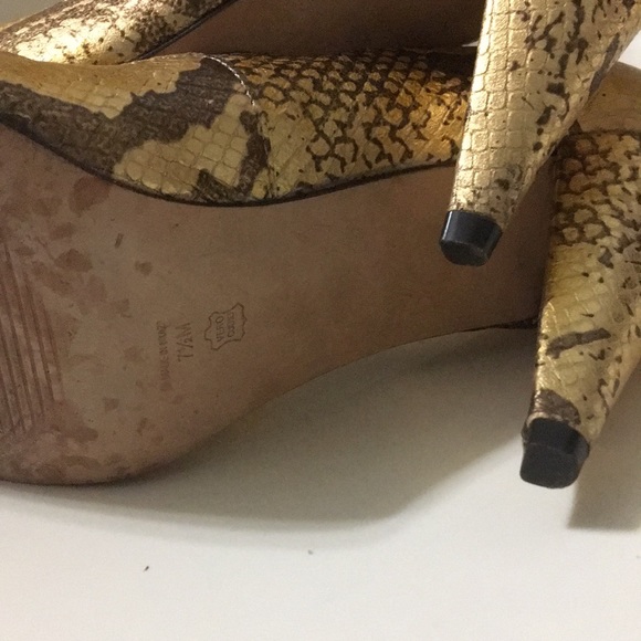 Snake design leather gold higher heeled shoes - Picture 3 of 8